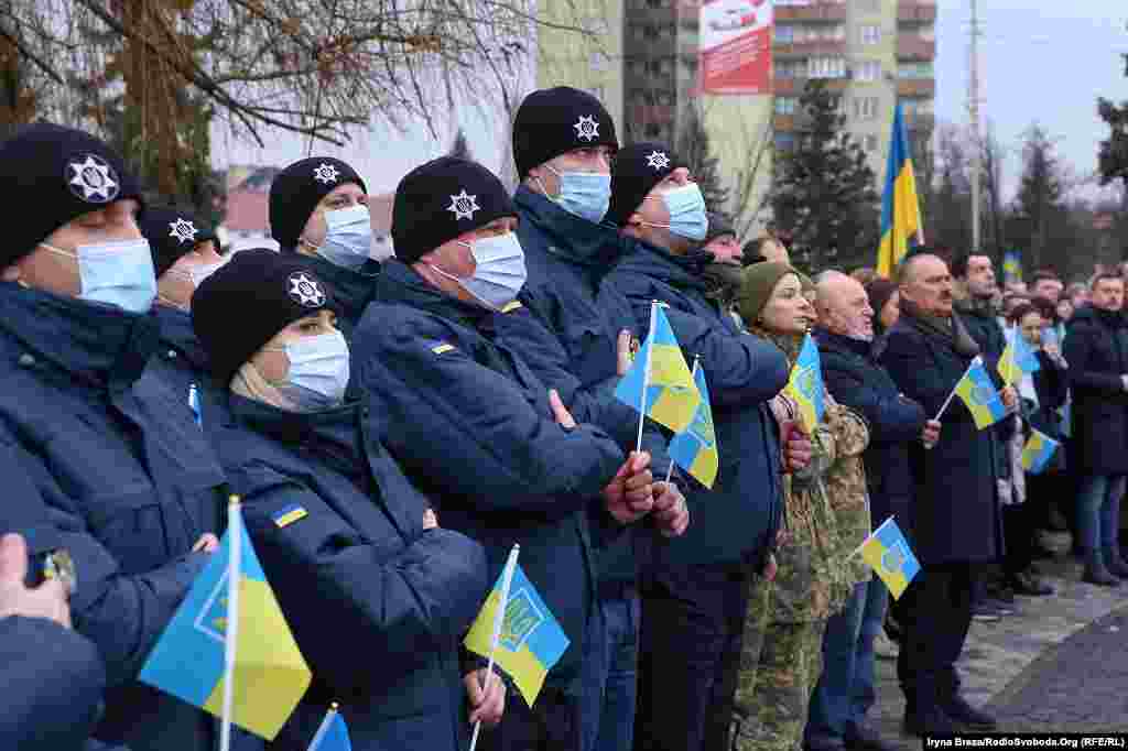 В Ужгороді люди сформували живий ланцюг, щоб продемонструвати свою солідарність у протидії загрозі нового вторгнення Росії. Ужгород, Закарпатська область.16 лютого 2022 року