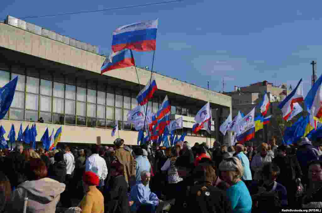 В черговий раз під час Євромайдану на центральну площу вийшли проросійські активісти. Акція проходить навпроти Українського театру на площі Леніна. Після анексії театр перейменували на Музичний