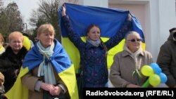 Мітинг проти російської окупації біля пам'ятника Тарасу Шевченку, Сімферополь, 9 березня 2014 року