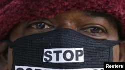 India -- An employee of telecom operator systems takes part in a silent protest against the telecom corruption scandal in New Delhi, 09Dec2010