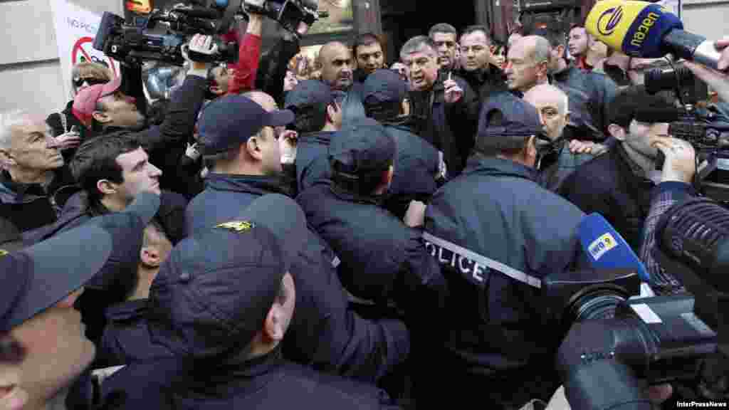 Tbilisi, 8 fevral 2013. Milli kitabxana qarşısında Saakashvili əleyhidarları ilə prezidentin binaya yolunu a&ccedil;mağa &ccedil;alışan polis arasında qarşıdurma